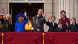 Ein Gruß aus dem Buckingham Palace: König Charles, Königin Camilla, Prinz William, Prinz George, Prinz Louis, Prinzessin Kate und Prinzessin Charlotte winken vom festlich geschmückten Balkon. Die Feierlichkeiten zum 80. Jahrestag des Siegs über Nazi-Deutschland eröffneten die Royals mit einer großen Militärparade. Zehntausende Schaulustige waren zum Palast gekommen