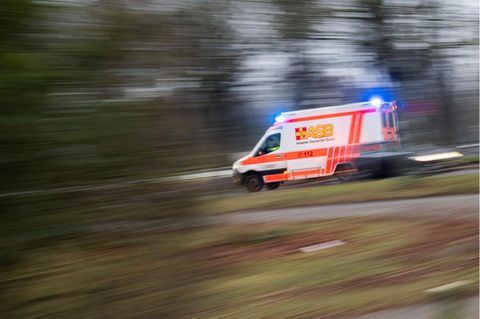 Braunschweig Ein Rettungswagen fährt mit Blaulicht