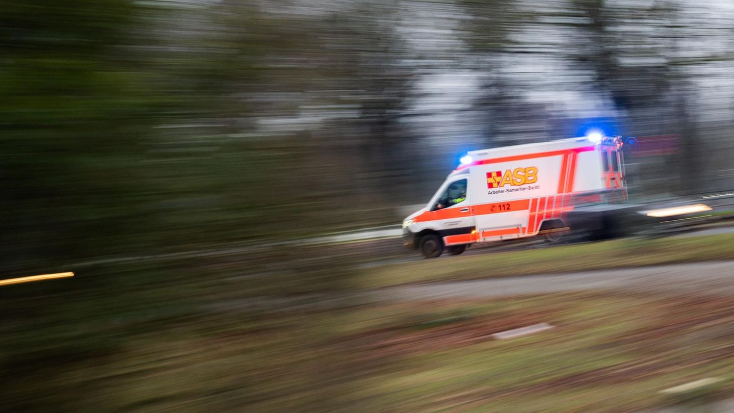 Braunschweig Ein Rettungswagen fährt mit Blaulicht