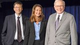Warren Buffet wird zum Philanthropen Foto Warren Buffet beim spenden seines Vermögens an wohltätige Zwecke
