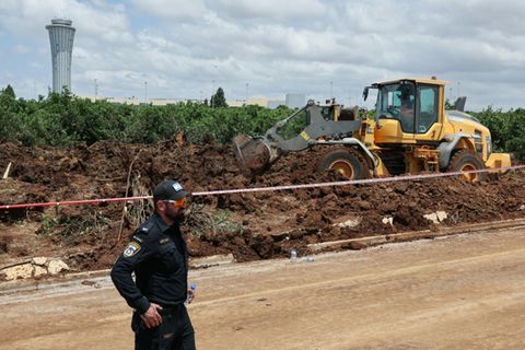 Krater nach Raketeneinschlag nahe des Flughafens Ben Gurion in Israel