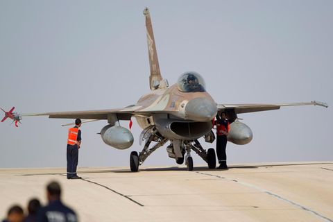 Ein F-16 Kampfjet der israelischen Luftwaffe auf einem Militärflughafen bei Eilat