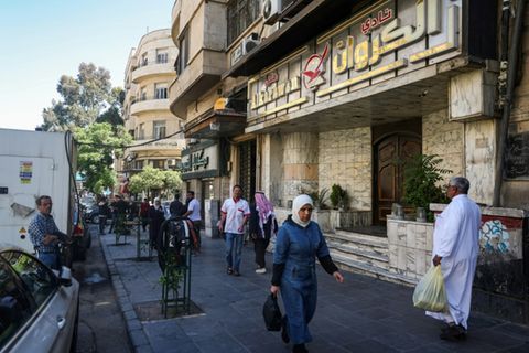 Der Eingang des Nachtclubs Al-Karawan nach dem Angriff