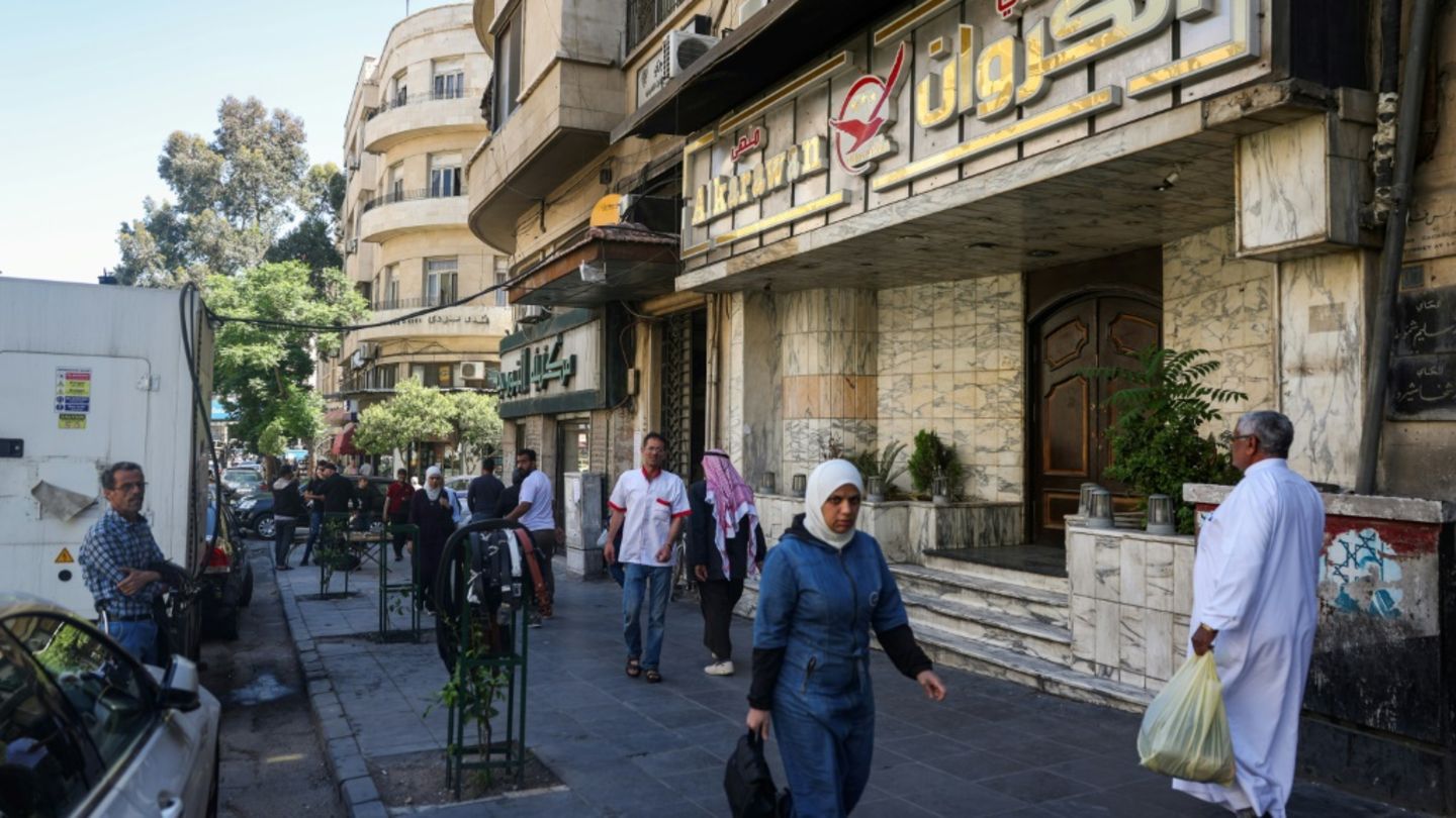 Der Eingang des Nachtclubs Al-Karawan nach dem Angriff