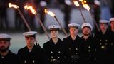 Die Soldatinnen und Soldaten des Wachbattailons tragen die Fackeln und sorgen für eine festliche Stimmung