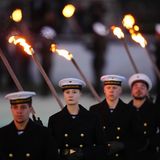 Die Soldatinnen und Soldaten des Wachbattailons tragen die Fackeln und sorgen für eine festliche Stimmung