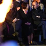 Selbstverständlich ist er zu Gast: Scholz' designierter Nachfolger Friedrich Merz (2.v.r.) sitzt neben seiner Frau Charlotte. Halb verdeckt durch die Fackel ist SPD-Chef Lars Klingbeil zu sehen, links daneben die beiden Fraktionsvorsitzenden der Grünen im Bundestag, Katharina Dröge und Britta Haßelmann