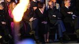 Selbstverständlich ist er zu Gast: Scholz' designierter Nachfolger Friedrich Merz (2.v.r.) sitzt neben seiner Frau Charlotte. Halb verdeckt durch die Fackel ist SPD-Chef Lars Klingbeil zu sehen, links daneben die beiden Fraktionsvorsitzenden der Grünen im Bundestag, Katharina Dröge und Britta Haßelmann