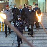 Bundeskanzler Olaf Scholz schreitet die Treppe im Bendlerblock, wo das Bundesverteidigungsministerium seinen Sitz hat, zum Großen Zapfenstreich hinab. Links neben ihm geht der Generalinspekteur der Bundeswehr, Carsten Breuer, rechts Verteidigungsminister Boris Pistorius