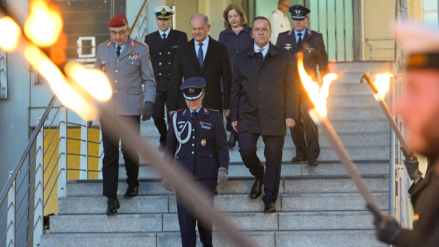 Abschied des Bundeskanzlers: Bundeskanzler Olaf Scholz schreitet die Treppe im Bendlerblock, wo das Bundesverteidigungsministerium seinen Sitz hat, zum Großen Zapfenstreich hinab. Links neben ihm geht der Generalinspekteur der Bundeswehr, Carsten Breuer, rechts Verteidigungsminister Boris Pistorius Bundeskanzler Olaf Scholz schreitet die Treppe im Bendlerblock, wo das Bundesverteidigungsministerium seinen Sitz hat, zum Großen Zapfenstreich hinab. Links neben ihm geht der Generalinspekteur der Bundeswehr, Carsten Breuer, rechts Verteidigungsminister Boris Pistorius