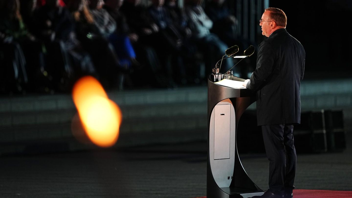 Abschied des Bundeskanzlers: Als Erster hält Verteidigungsminister Boris Pistorius eine Rede, in der er "Olaf" würdigt. Im Mittelpunkt steht dabei der Begriff "Zeitenwende", den Scholz angesichts des Überfalls Russlands auf die Ukraine prägte und der das zentrale Element seiner kurzen Amtszeit wurde Als Erster hält Verteidigungsminister Boris Pistorius eine Rede, in der er "Olaf" würdigt. Im Mittelpunkt steht dabei der Begriff "Zeitenwende", den Scholz angesichts des Überfalls Russlands auf die Ukraine prägte und der das zentrale Element seiner kurzen Amtszeit wurde