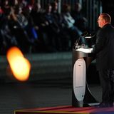 Als Erster hält Verteidigungsminister Boris Pistorius eine Rede, in der er "Olaf" würdigt. Im Mittelpunkt steht dabei der Begriff "Zeitenwende", den Scholz angesichts des Überfalls Russlands auf die Ukraine prägte und der das zentrale Element seiner kurzen Amtszeit wurde