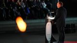Als Erster hält Verteidigungsminister Boris Pistorius eine Rede, in der er "Olaf" würdigt. Im Mittelpunkt steht dabei der Begriff "Zeitenwende", den Scholz angesichts des Überfalls Russlands auf die Ukraine prägte und der das zentrale Element seiner kurzen Amtszeit wurde
