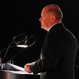 Dann hält Scholz seine letzte Rede als Bundeskanzler. Seinem designierten Nachfolger Merz wünscht Scholz für alle Aufgaben und Herausforderungen "viel Erfolg, Fortüne und eine glückliche Hand". "In schweren Stunden, die es sicherlich ebenfalls geben wird, wünsche ich Ihnen Begegnungen, aus denen Sie Kraft und Zuversicht schöpfen können" Er selbst habe solche Begegnungen immer wieder mit Bürgerinnen und Bürgern gehabt, "die Zusammenhalt über Spaltung stellen"