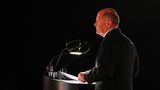 Dann hält Scholz seine letzte Rede als Bundeskanzler. Seinem designierten Nachfolger Merz wünscht Scholz für alle Aufgaben und Herausforderungen "viel Erfolg, Fortüne und eine glückliche Hand". "In schweren Stunden, die es sicherlich ebenfalls geben wird, wünsche ich Ihnen Begegnungen, aus denen Sie Kraft und Zuversicht schöpfen können" Er selbst habe solche Begegnungen immer wieder mit Bürgerinnen und Bürgern gehabt, "die Zusammenhalt über Spaltung stellen"