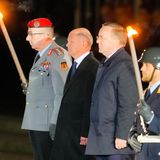 Scholz steht während des Zapfenstreichs zwischen Generalinspekteur Breuer (l.) und Verteidigungsminister Boris Pistorius