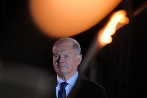 Der Mund verkniffen, die Augen leicht glänzend. Dem Kanzler geht das Ritual nah, für ihn beginnt ein neuer Lebensabschnitt