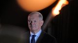 Der Mund verkniffen, die Augen leicht glänzend. Dem Kanzler geht das Ritual nah, für ihn beginnt ein neuer Lebensabschnitt