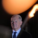 Der Mund verkniffen, die Augen leicht glänzend. Dem Kanzler geht das Ritual nah, für ihn beginnt ein neuer Lebensabschnitt