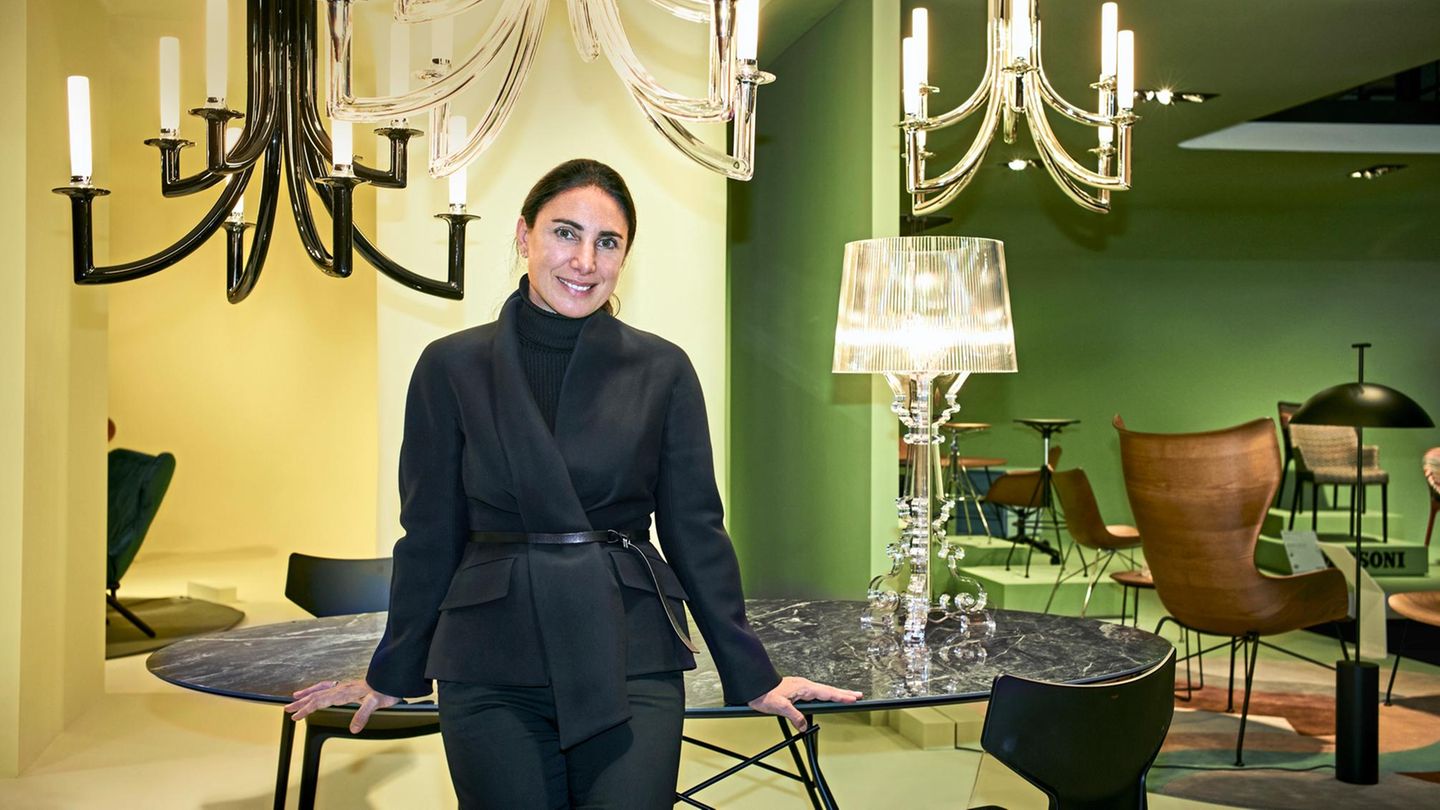 Lorenza Luti, gekleidet in Schwarz, steht inmitten des Kartell-Stands während der Möbelmesse Salone del Mobile in Mailand Lorenza Luti, gekleidet in Schwarz, steht inmitten des Kartell-Stands während der Möbelmesse Salone del Mobile in Mailand