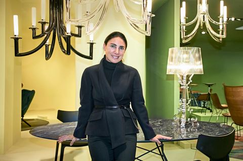 Lorenza Luti, gekleidet in Schwarz, steht inmitten des Kartell-Stands während der Möbelmesse Salone del Mobile in Mailand