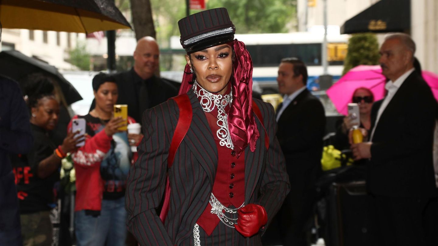Snap shot by the American actress Teyana Taylor on the way to the Met Gala in front of the Carlyle Hotel Snap shot by the American actress Teyana Taylor on the way to the Met Gala in front of the Carlyle Hotel