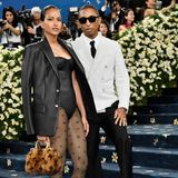 Musiker und Designer Pharrell Williams zog die Blicke mit einer kurzen, perlenbesetzten weißen Jacke auf sich