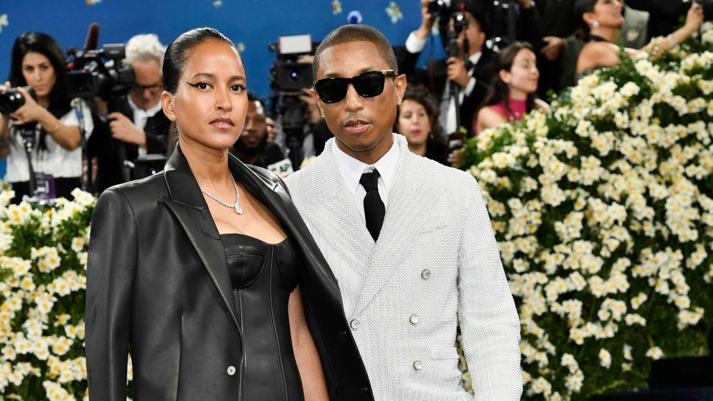 Musiker und Designer Pharrell Williams zog die Blicke mit einer kurzen, perlenbesetzten weißen Jacke auf sich