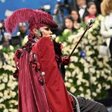 Ein Hauch Priat: Auf den Stufen des Metropolitan Museum of Art (The Met) präsentiert Taylor ihr ganzes Kostüm