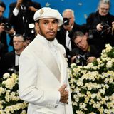 Formel-1-Pilot Lewis Hamilton traf als Co-Gastgeber gleich zu Beginn ein – in einem gewagten Outfit
