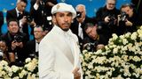 Formel-1-Pilot Lewis Hamilton traf als Co-Gastgeber gleich zu Beginn ein – in einem gewagten Outfit