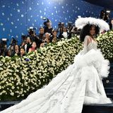 Im strahlend weißen Federkleid stolzierte US-Sängerin Diana Ross durch das Blitzlichtgewitter