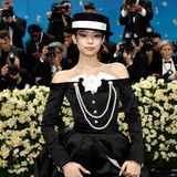 Elegant, aber nicht zu schlicht: Im schwarzen schulterfreien Kleid ließ sich die südkoreanische Rapperin Jennie Kim ablichten