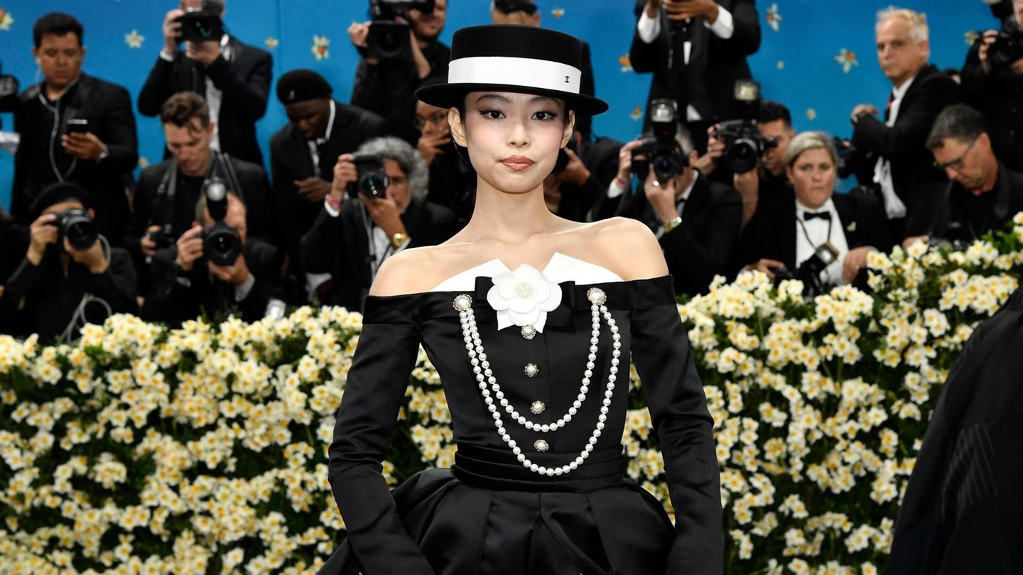 Elegant, aber nicht zu schlicht: Im schwarzen schulterfreien Kleid ließ sich die südkoreanische Rapperin Jennie Kim ablichten