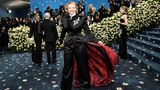 Haben sich da zwei abgesprochen? Die australische Schauspielerin Sarah Snook kam ebenfalls im roten Cape zur Benefizgala