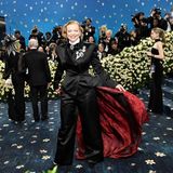 Haben sich da zwei abgesprochen? Die australische Schauspielerin Sarah Snook kam ebenfalls im roten Cape zur Benefizgala