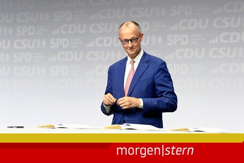 Friedrich Merz bei der Unterzeichnung des Koalitionsvertrages zwischen CDU, CSU und SPD im Gasometer Schöneberg