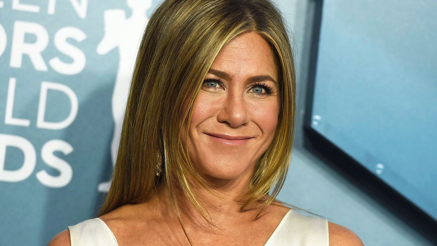Incident in Los Angeles: Auto ram entrance gate to Jennifer Aniston’s Villa
