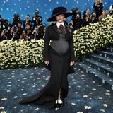 Für die Überraschung des Abends sorgte die Sängerin Rhianna. In taillierter grauer Bluse mit Rock präsentierte sie ihren Babybauch. Ehemann, der US-Rapper A$AP Rocky, bestätigte die Schwangerschaft. "Ich bin froh, dass sich alle für uns freuen, denn wir sind definitiv glücklich", sagte er vor den Reportern auf dem Teppich