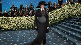 Für die Überraschung des Abends sorgte die Sängerin Rhianna. In taillierter grauer Bluse mit Rock präsentierte sie ihren Babybauch. Ehemann, der US-Rapper A$AP Rocky, bestätigte die Schwangerschaft. "Ich bin froh, dass sich alle für uns freuen, denn wir sind definitiv glücklich", sagte er vor den Reportern auf dem Teppich