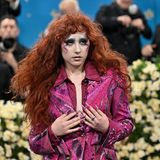 Etwas Farbe brachte Songwriterin Chappell Roan auf den Teppich