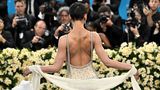 Ein schöner Rücken kann auch entzücken: Die britische Musikerin FKA Twigs posiert für die Reporter