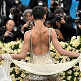 Ein schöner Rücken kann auch entzücken: Die britische Musikerin FKA Twigs posiert für die Reporter