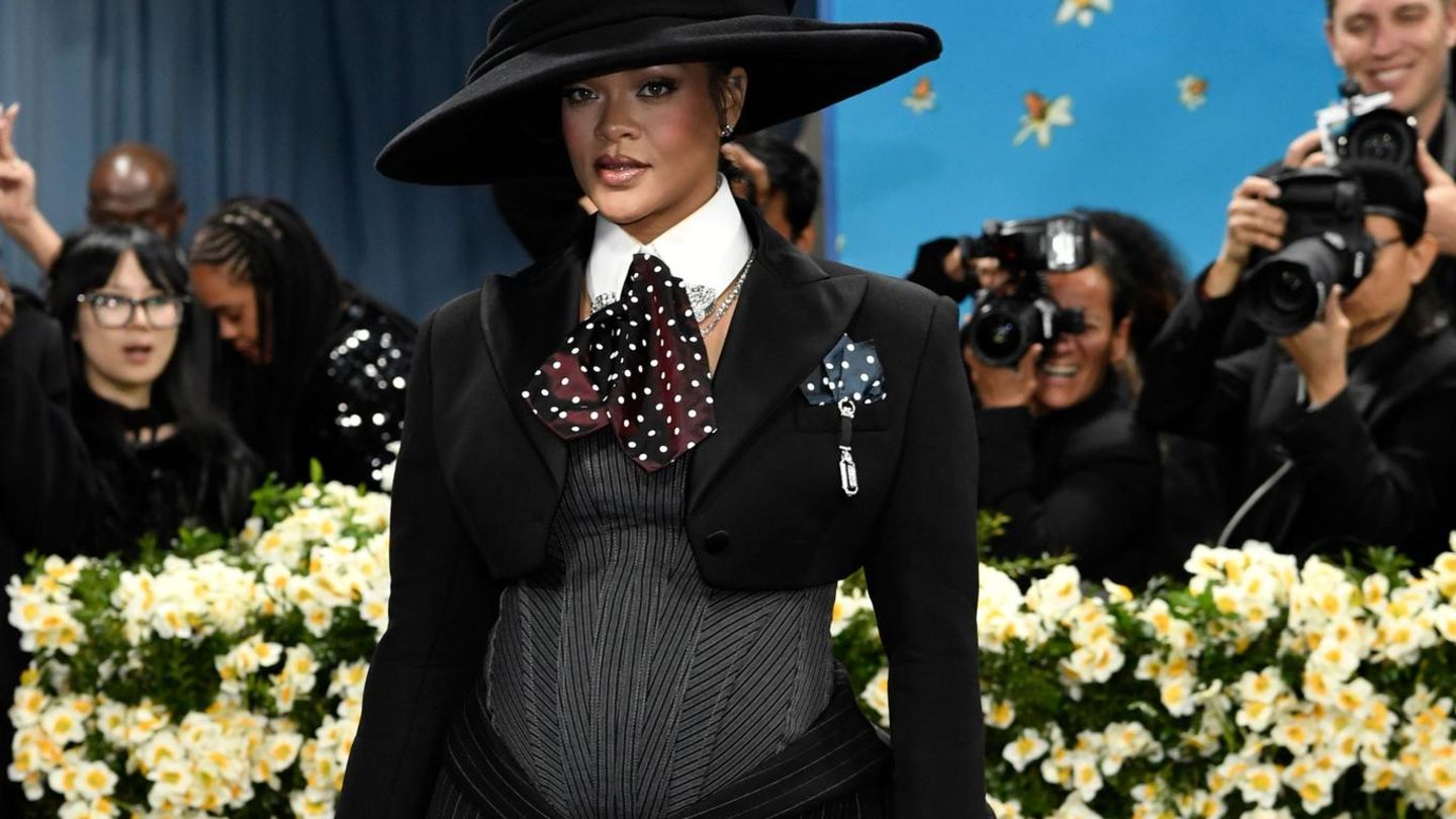 Rihanna comes to the MET GALA with a baby bump-third child on the road