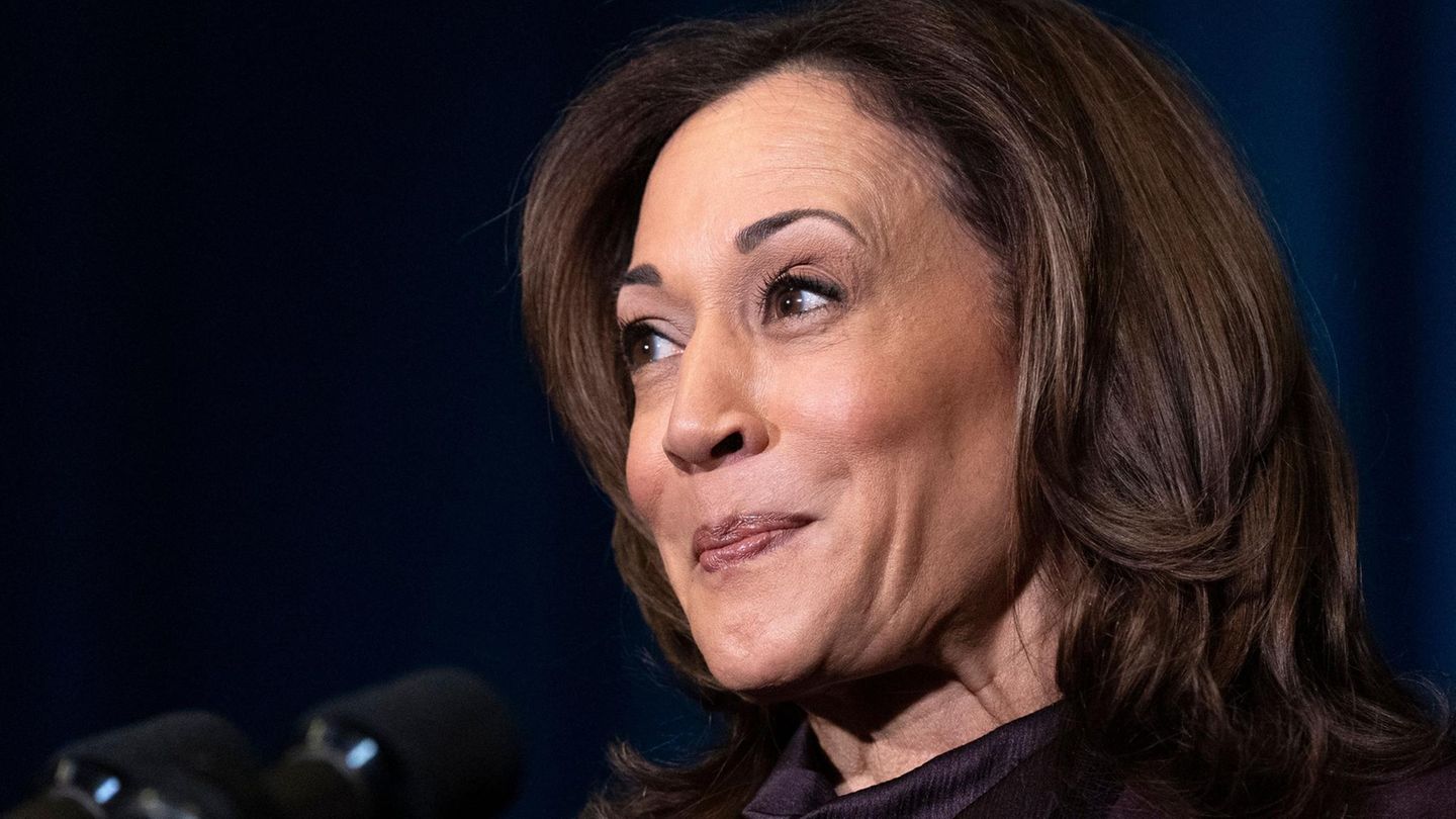 Nahaufnahme von Kamala Harris, gekleidet in Schwarz