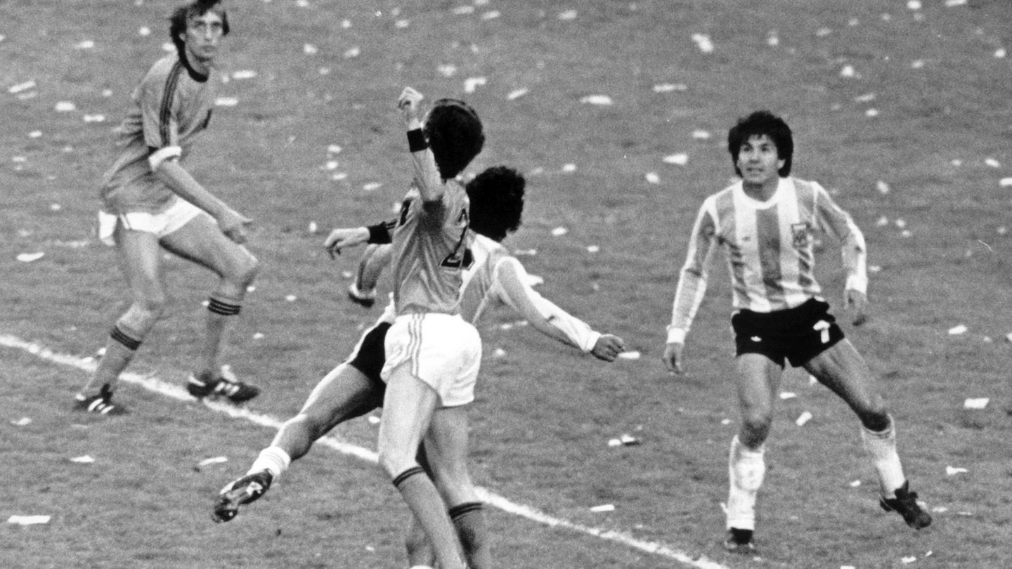 Triumph at home 1978: Argentine football world champion Galván died
