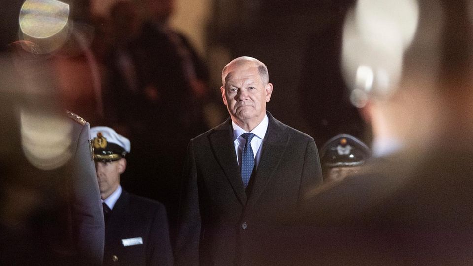 Zapfenstreich 2025: So verabschiedet Olaf Scholz sich aus seinem Amt Olaf Scholz hält eine Rede beim Zapfenstreich 2025