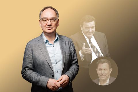 Fried steht in der Mitte des Bildes. Im Hintergrund Klingbeil und Schröder