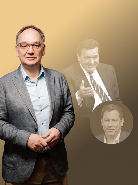 Fried steht in der Mitte des Bildes. Im Hintergrund Klingbeil und Schröder