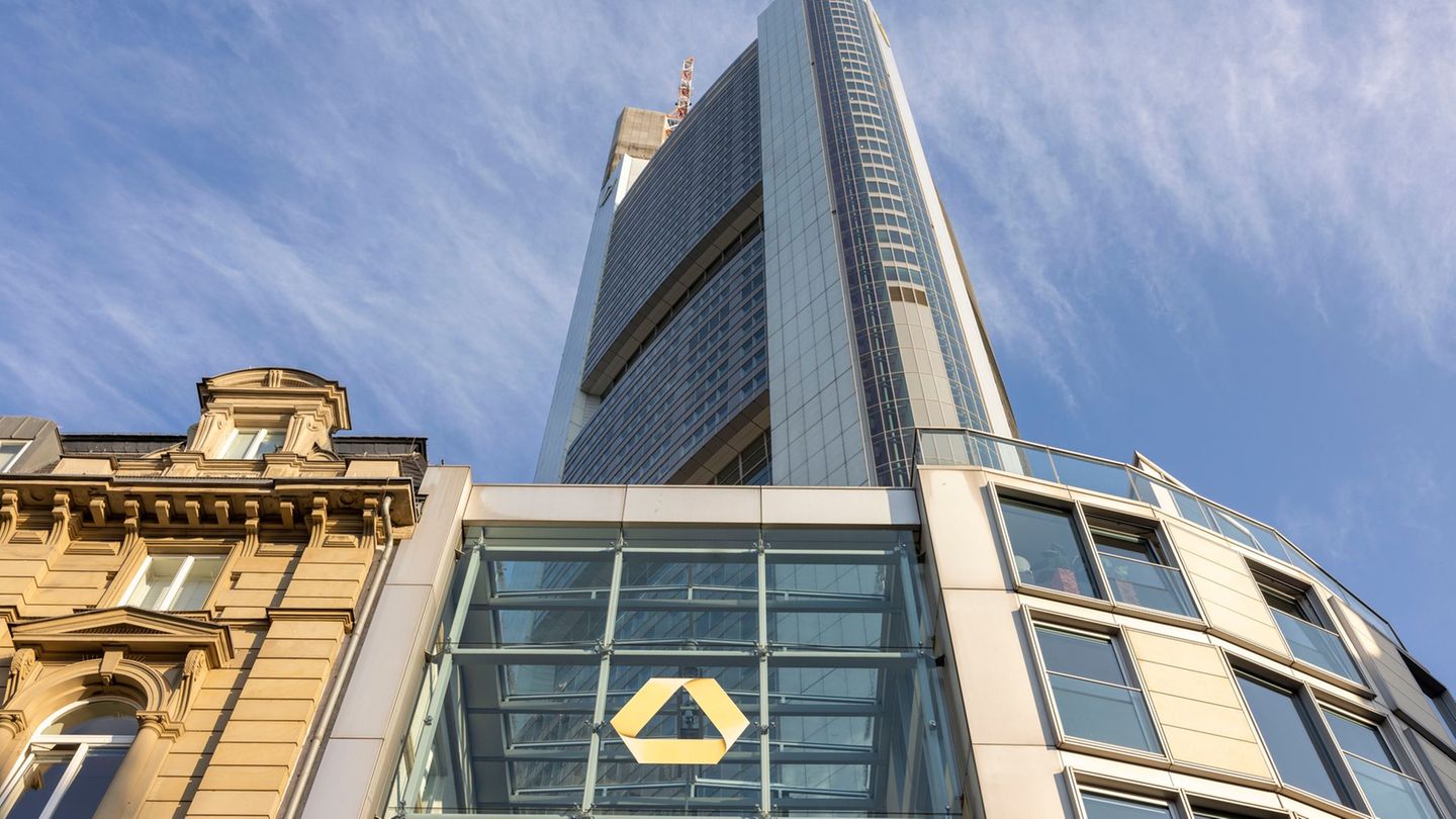 Negotiations on the social plan: Commerzbank works council: Talks about job cuts before graduation